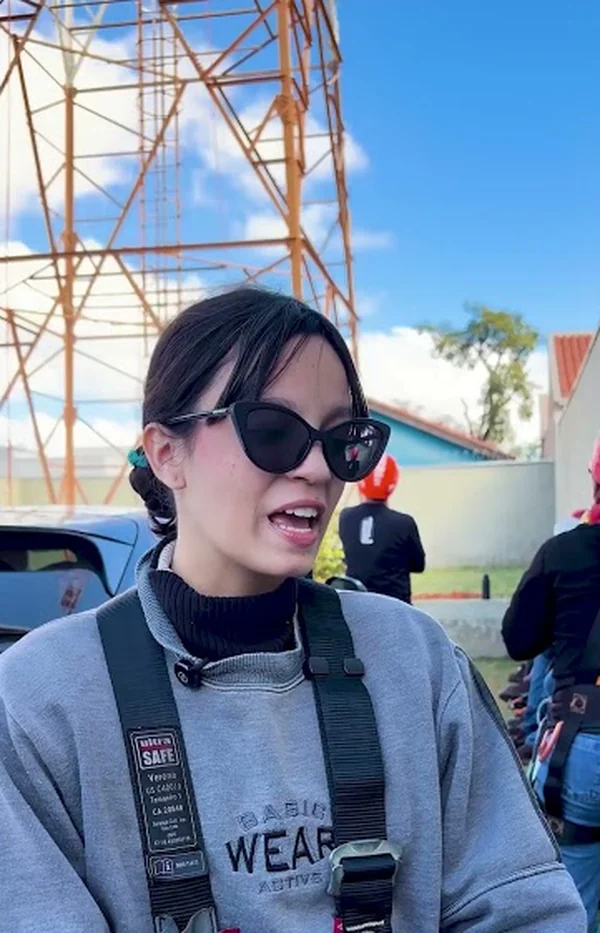 Aluna de cinto paraquedista dando depoimento no pátio de treinamento