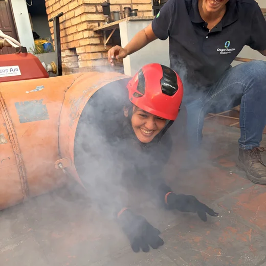 Aluno saindo do espaço confinado durante simulado