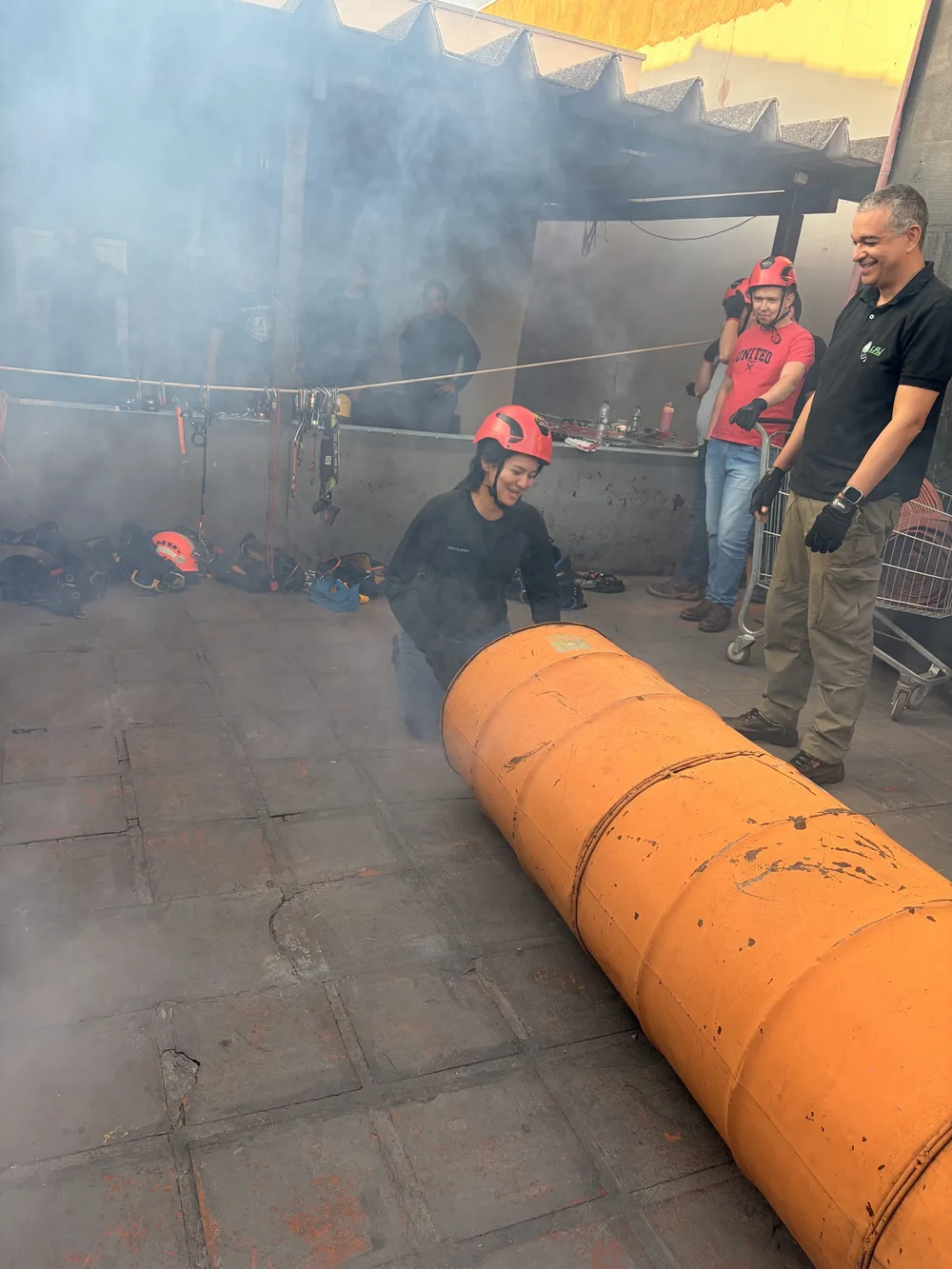 Estrutura de treinamento com cordas e equipamentos montados