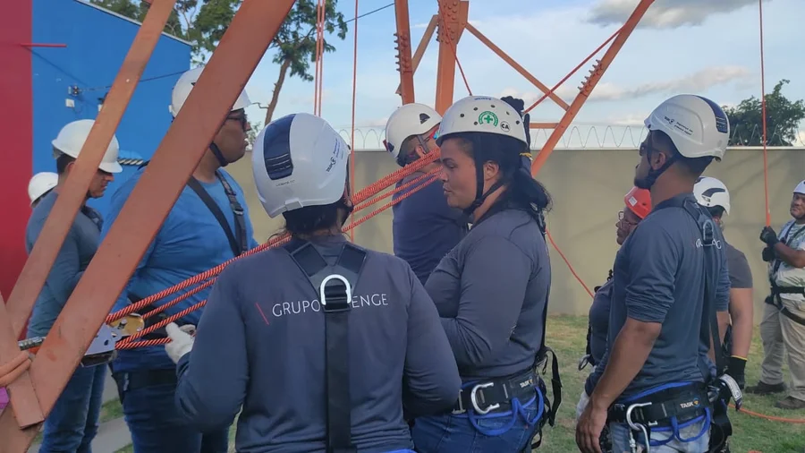 Aluno em descensão por corda na torre de treinamento