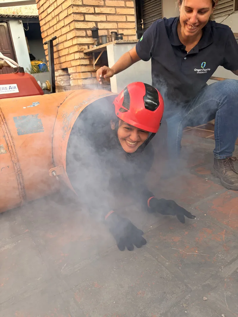 Aluno saindo do espaço confinado durante simulado