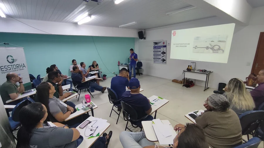 Instrutor conduzindo a turma no pátio de práticas