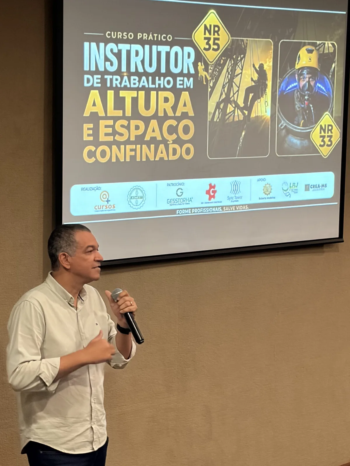 Roberto Medeiros ministrando o curso
